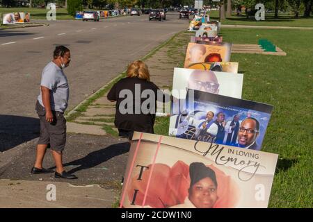 Detroit, Michigan, États-Unis. 29 août 2020. Des portraits de résidents de Detroit morts de Covid-19 bordaient les routes du parc national de Belle Isle comme un mémorial à l'échelle de la ville. Les près de 900 portraits représentent les 1,500 Detroiters qui sont morts du virus jusqu'en août 18. Crédit : Jim West/Alay Live News Banque D'Images