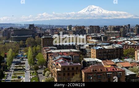 Vue sur le majestueux Mont Ararat depuis Erevan. Banque D'Images