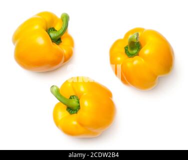 Poivrons jaunes isolés sur fond blanc Banque D'Images