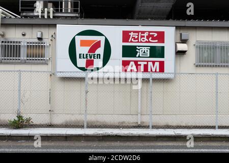 Osaka, JAPON - VERS juin, 2018:7-Eleven magasin à Osaka, Japon. 7-Eleven est une chaîne internationale de dépanneurs. Banque D'Images