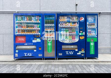 Osaka, JAPON - VERS juin 2018 : distributeurs automatiques de différentes sociétés à Osaka. Le Japon a le plus grand nombre de distributeurs automatiques par habitant dans le monde Banque D'Images