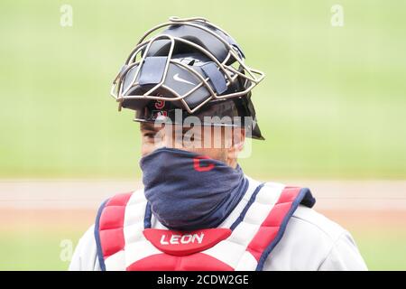 St. Louis, États-Unis. 29 août 2020. Le capteur des Cleveland Indians, Sandy León, s'enorme du terrain après le dixième repas contre les Cardinals de Saint-Louis au stade Busch de Saint-Louis le samedi 29 août 2020. Photo de Bill Greenblatt/UPI Banque D'Images