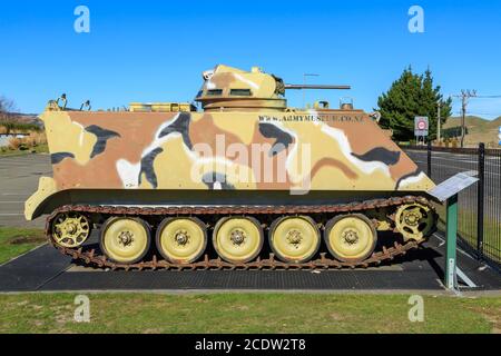 Un véhicule militaire américain M113 avec peinture de camouflage dans le désert exposée au Musée national de l'armée, Waiouru, Nouvelle-Zélande. Banque D'Images