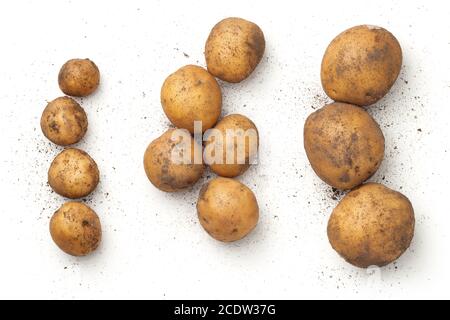 Pommes de terre fraîches biologiques isolées sur fond blanc Banque D'Images