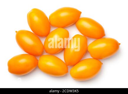 Tomates jaunes en prune isolées sur fond blanc Banque D'Images