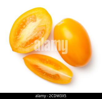 Tomates jaunes en prune isolées sur fond blanc Banque D'Images