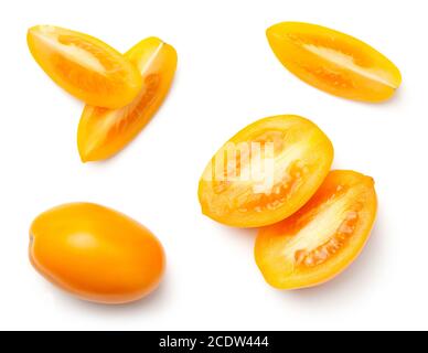 Tomates jaunes en prune isolées sur fond blanc Banque D'Images