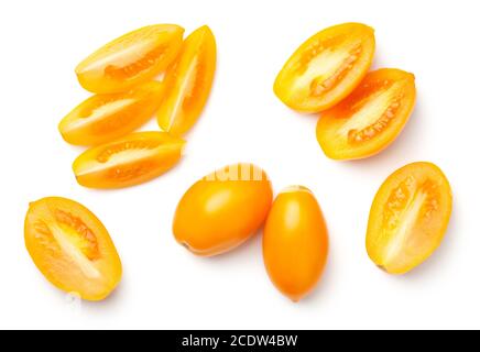 Tomates jaunes en prune isolées sur fond blanc Banque D'Images