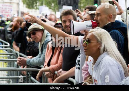 Londres, Royaume-Uni. 29 août 2020. Les manifestants anti-masque se rassemblent devant le Whitehall tout en criant des slogans pendant la manifestation.les manifestants manifestent contre le port de masques tandis que le gouvernement propose des vaccins et des blocages. Crédit : SOPA Images Limited/Alamy Live News Banque D'Images