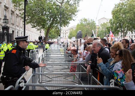 Londres, Royaume-Uni. 29 août 2020. Les manifestants anti-masque se rassemblent devant le Whitehall tout en criant des slogans pendant la manifestation.les manifestants manifestent contre le port de masques tandis que le gouvernement propose des vaccins et des blocages. Crédit : SOPA Images Limited/Alamy Live News Banque D'Images