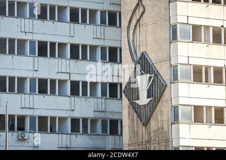 Vieux RDA en néon sur la façade d'une maison à Berlin Banque D'Images