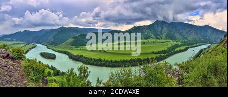 Vue panoramique sur la rivière de montagne turquoise Katun, montagnes de l'Altaï, Russie Banque D'Images