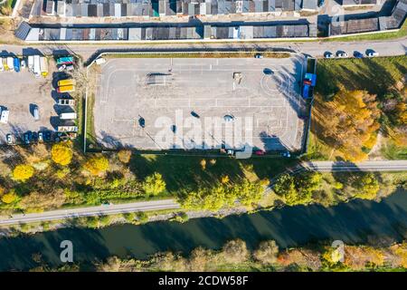 vue aérienne de haut en bas sur le quartier industriel avec des parkings et les entrepôts Banque D'Images