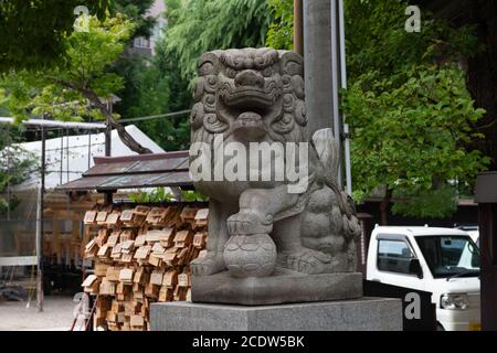 Statue japonaise de lion de pierre dans le sanctuaire de Nanba Yasaka . Banque D'Images