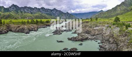 Paysage d'été de rivière de montagne rapide Katun avec des rapides Teldykpen Banque D'Images