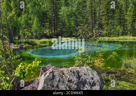 Incroyable lac bleu geyser dans les montagnes de l'Altaï, Russie Banque D'Images
