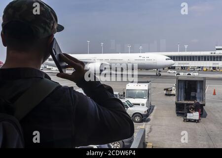 Le voyageur d'aéroport appelle les forces de l'ordre après avoir vu des activités terroristes Banque D'Images