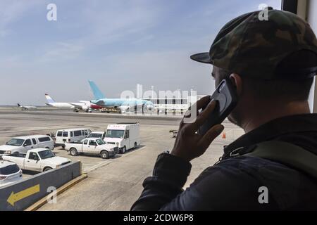 Le voyageur d'aéroport appelle les forces de l'ordre après avoir vu des activités terroristes Banque D'Images