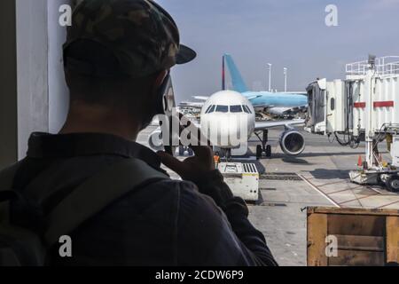 Le voyageur d'aéroport appelle les forces de l'ordre après avoir vu des activités terroristes Banque D'Images