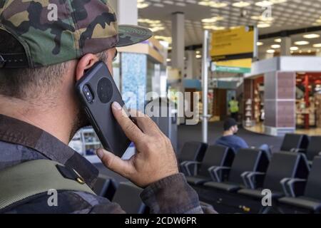 Le voyageur d'aéroport appelle les forces de l'ordre après avoir vu des activités terroristes Banque D'Images