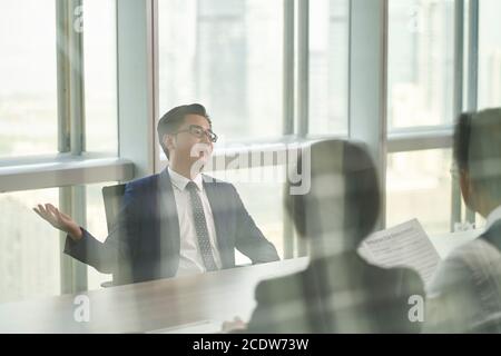 homme d'affaires asiatique interviewé par une équipe d'heures cadres dans un bureau moderne Banque D'Images