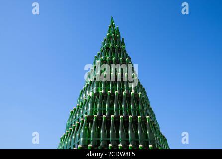 Arbre de Noël de bouteilles de champagne. Création à partir de bouteilles. Bouteilles de champagne vides Banque D'Images