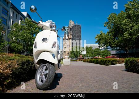 Scooter stationné dans le centre de Berlin. En arrière-plan est l'église du Mémorial, Banque D'Images