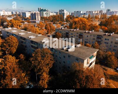 Coin couchage de Zelenograd avec maisons anciennes et nouvelles automne Banque D'Images