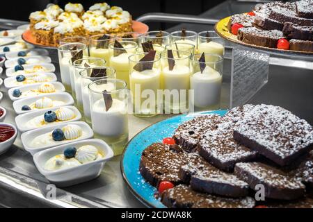 Sélection de desserts sous forme de buffet de desserts et de gâteaux Banque D'Images