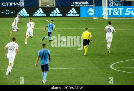 Harrison, NJ - 29 août 2020 : Maximiliano Moralez (10) de NYCFC contrôle le ballon pendant le match de la saison régulière de la MLS contre le Chicago Fire FC à Red Bull Arena Banque D'Images