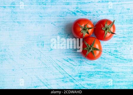 Tomates cerises sur fond bleu Banque D'Images