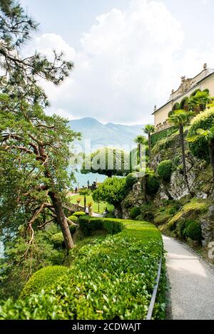 Villa Balbianello. Lac de Côme. Italie - 19 juillet 2019 : sentier suivant le célèbre arbre dans le jardin de la Villa del Balbianello sur le lac de Côme. Italie. Banque D'Images