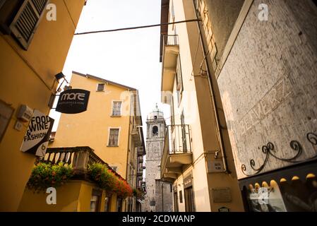 Bellagio. Lac de Côme. Italie - 20 juillet 2019 : vieille ville de Bellagio. Tour de la basilique de San Giacomo. Banque D'Images