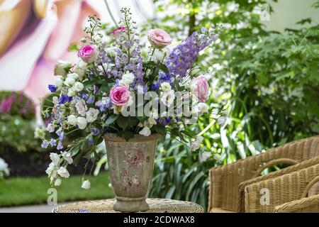 Bouquet de roses roses roses et blanches dans un vase nostalgique Banque D'Images