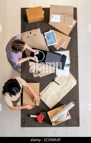 Vue de dessus de deux jeunes femmes directrices de la boutique en ligne commandes d'emballage des clients Banque D'Images