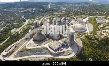 Usine pour la production et la préparation de la construction du ciment. L'industrie du ciment. Banque D'Images