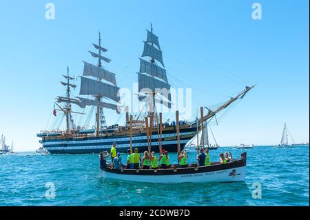 L'équipage des gargers accueille le navire de formation de la Marine italienne 'AMERIGO VESPUCCI' dans le port de Taranto, Italie Banque D'Images