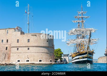 Le navire de formation de la Marine italienne 'AMERIGO VESPUCCI' dans le port de Taranto, en Italie Banque D'Images