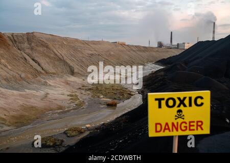 Avis sur un panneau rectangulaire jaune annonçant des substances toxiques et dangereuses zone Banque D'Images