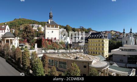 Vue sur Karlovy Vary en République tchèque à partir d'un fenêtre de l'hôtel Banque D'Images