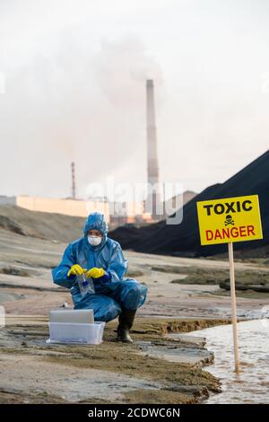 Flacon de mise écologiste contemporain avec échantillon de sol toxique ou eau dans le flacon Banque D'Images