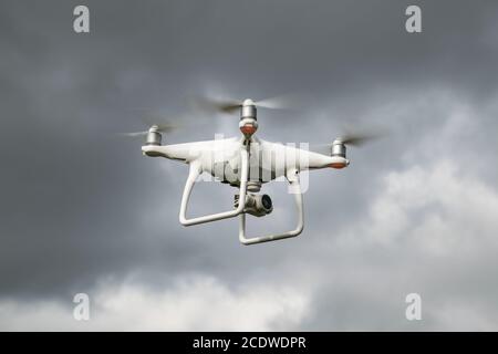 Drone DJI Phantom 4 en vol. Buveur contre le ciel nuageux. Le vol du drone avant un orage. Le vol de la cdp Banque D'Images