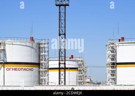 Réservoir de l'acier vertical. Capacités de stockage des produits pétroliers. Légende : inflammable. Banque D'Images