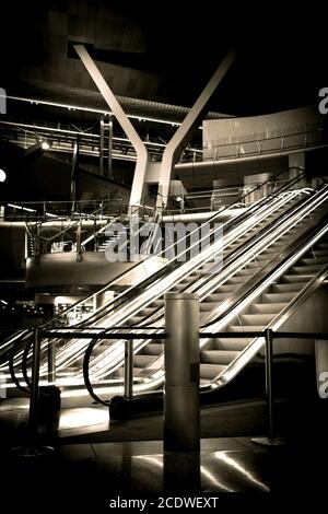 Escalier roulant au nouvel aéroport international de Hamad à Doha, au Qatar Banque D'Images