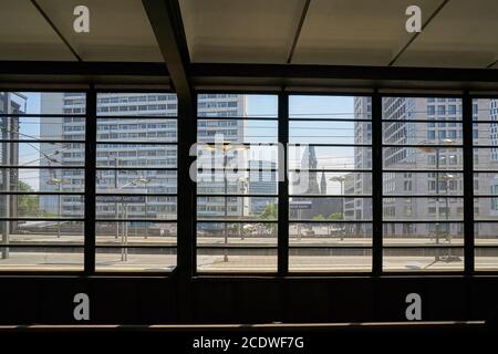 Vue depuis une plate-forme de la gare Bahnhof Zoo Station au centre-ville de Berlin Banque D'Images