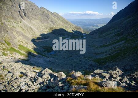 Vue depuis le sommet de la vallée de Mlynická sur la vallée de High Tatras, Slovaquie Banque D'Images