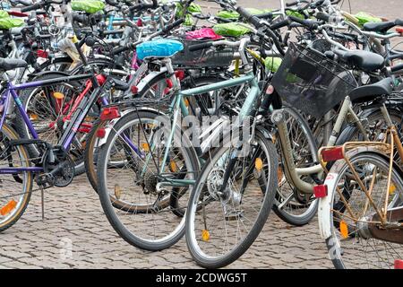 Les vélos d'étudiants sur le campus de l'université au centre-ville de Leipzig Banque D'Images