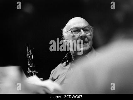 Jack Brymer répète à la clarinette les « trois esquisses américaines » de George Martin avec le Quatuor Medici au Queen Elizabeth Hall, sur la rive sud de Londres. 13 mars 1993. Photo: Neil Turner Banque D'Images