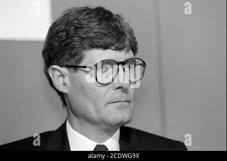 Chris Woodhead à la conférence de presse du Conseil national des programmes d'études Ron Dearing. Au Conseil d'examen et d'évaluation des écoles, Notting Hill Gate, W11. Chris Woodhead, Hilary Nicolle et Geoffrey Bowden. 02 août 1993. Photo: Neil Turner Banque D'Images