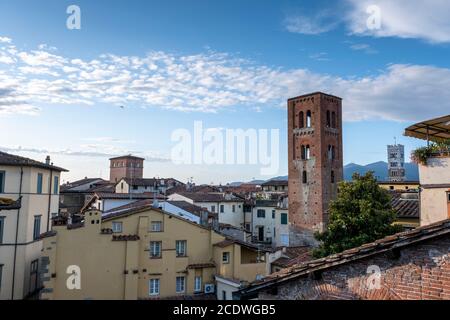 Vue panoramique à Lucques, avec le Duomo de San Martino. Toscane, Italie Banque D'Images